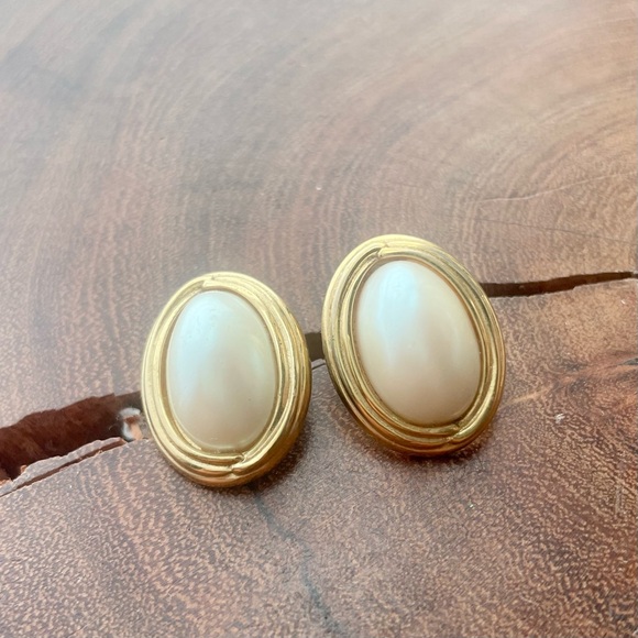 Richelieu Jewelry - Richelieu Vintage Gold Framed Oval Pearl Earrings
